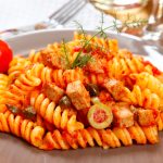 Salata de Ton cu Paste: Întâlnirea Delicateții Marine cu Aromă Italiană