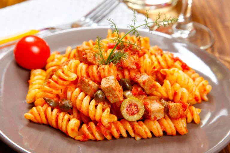 Salata de Ton cu Paste: Întâlnirea Delicateții Marine cu Aromă Italiană