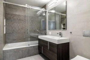 Renovarea baii: Idei de modernizare si economisire a spatiului