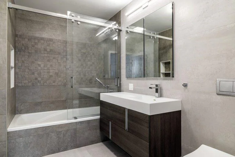 Renovarea baii: Idei de modernizare si economisire a spatiului