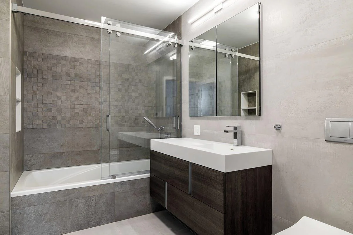 Renovarea baii: Idei de modernizare si economisire a spatiului
