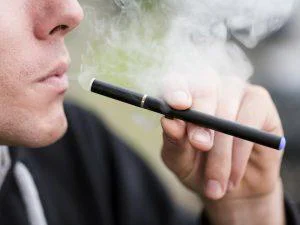 De ce eșuează trecerea la țigara electronică: Capcana dispozitivelor cumpărate de la colțul străzii